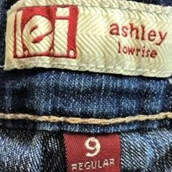 L.E.I ASHLEY LOW RISE STARS AND STRIPES JEAN SHORTS - Picture 5 of 5